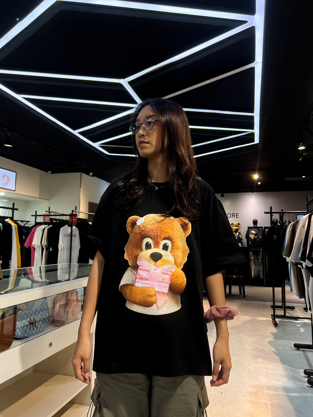 ADLV BEAR HOLDING GIFT BLACK TEE