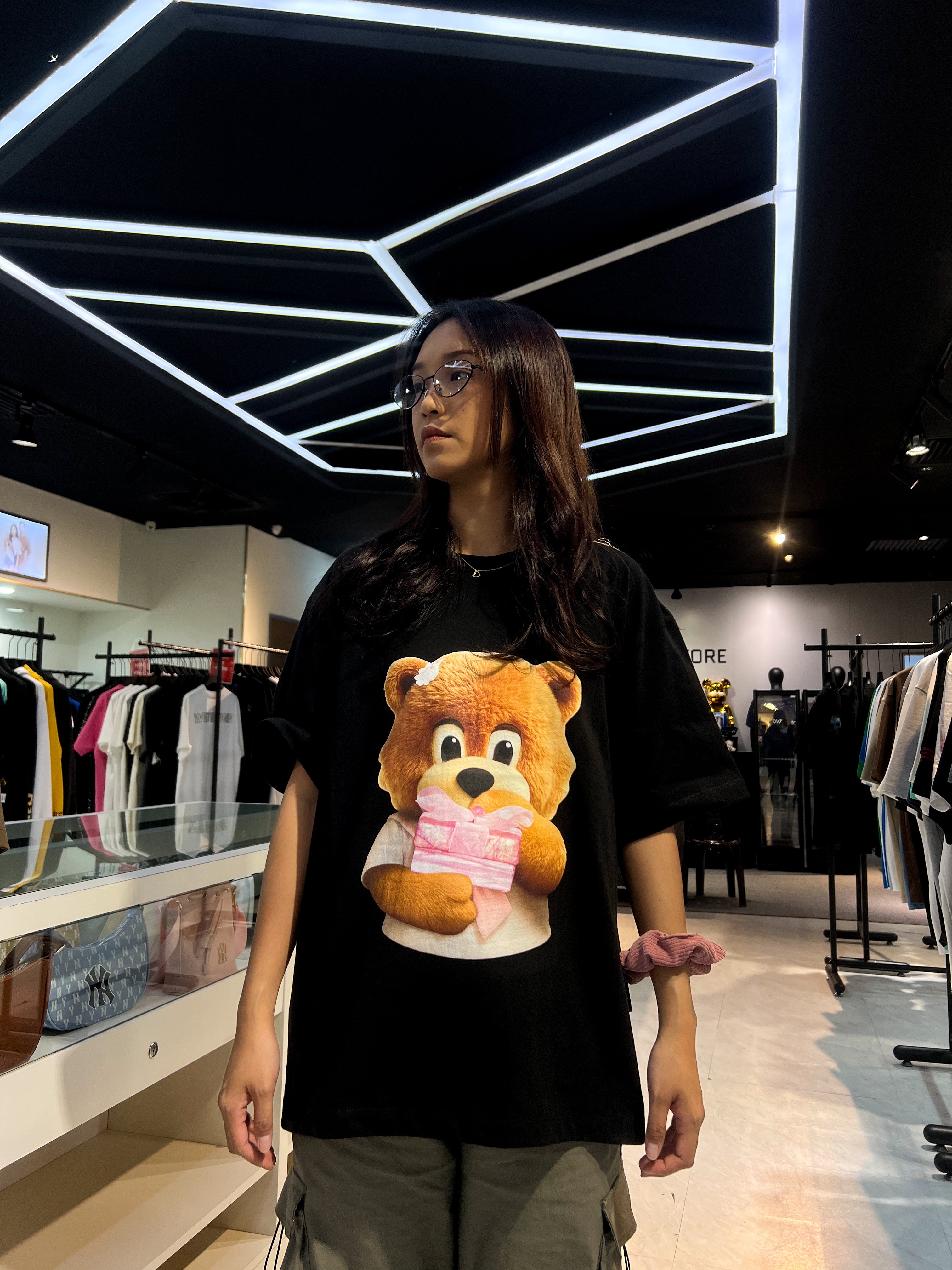 ADLV BEAR HOLDING GIFT BLACK TEE