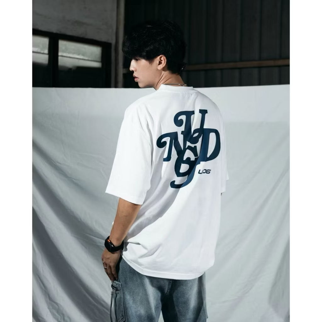 UNDG MONOGRAM BASIC TEE WHITE/NAVY LOGO
