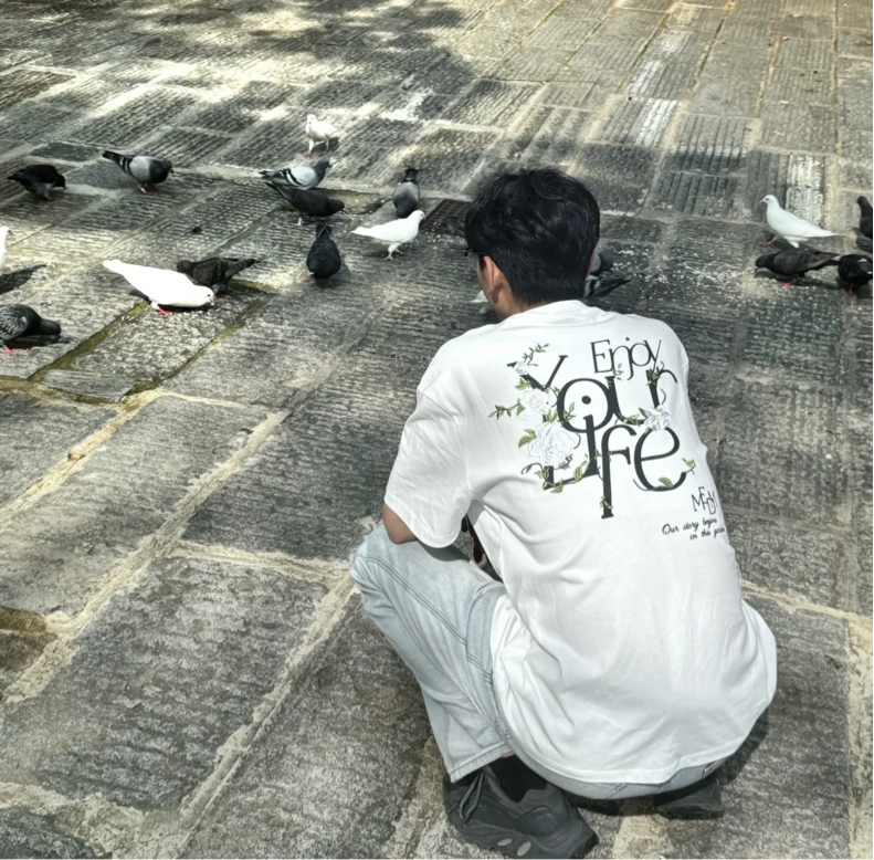 MEDM ENJOY YOUR LIFE WHITE FLOWER EMBROIDERY WHITE TEE