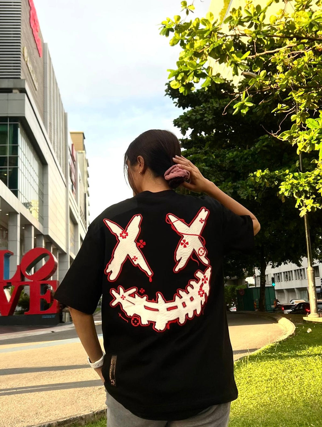 RICKYISCLOWN MAMBA SNAKE SKIN FLOWER BLACK TEE