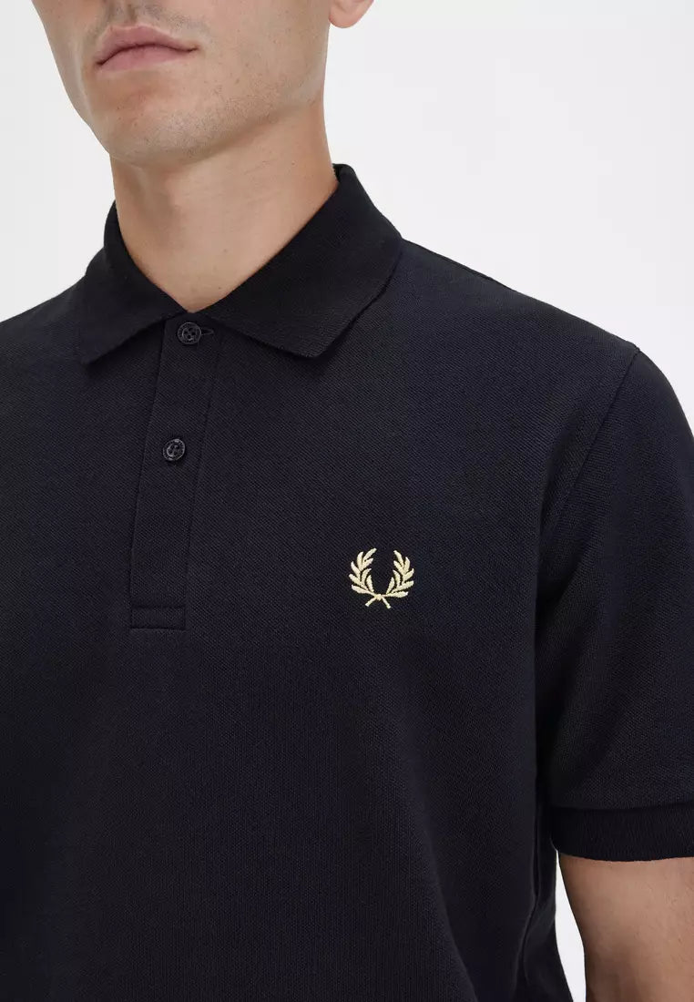 FRED PERRY (classic logo polo shirt) (black tee,gold logo)