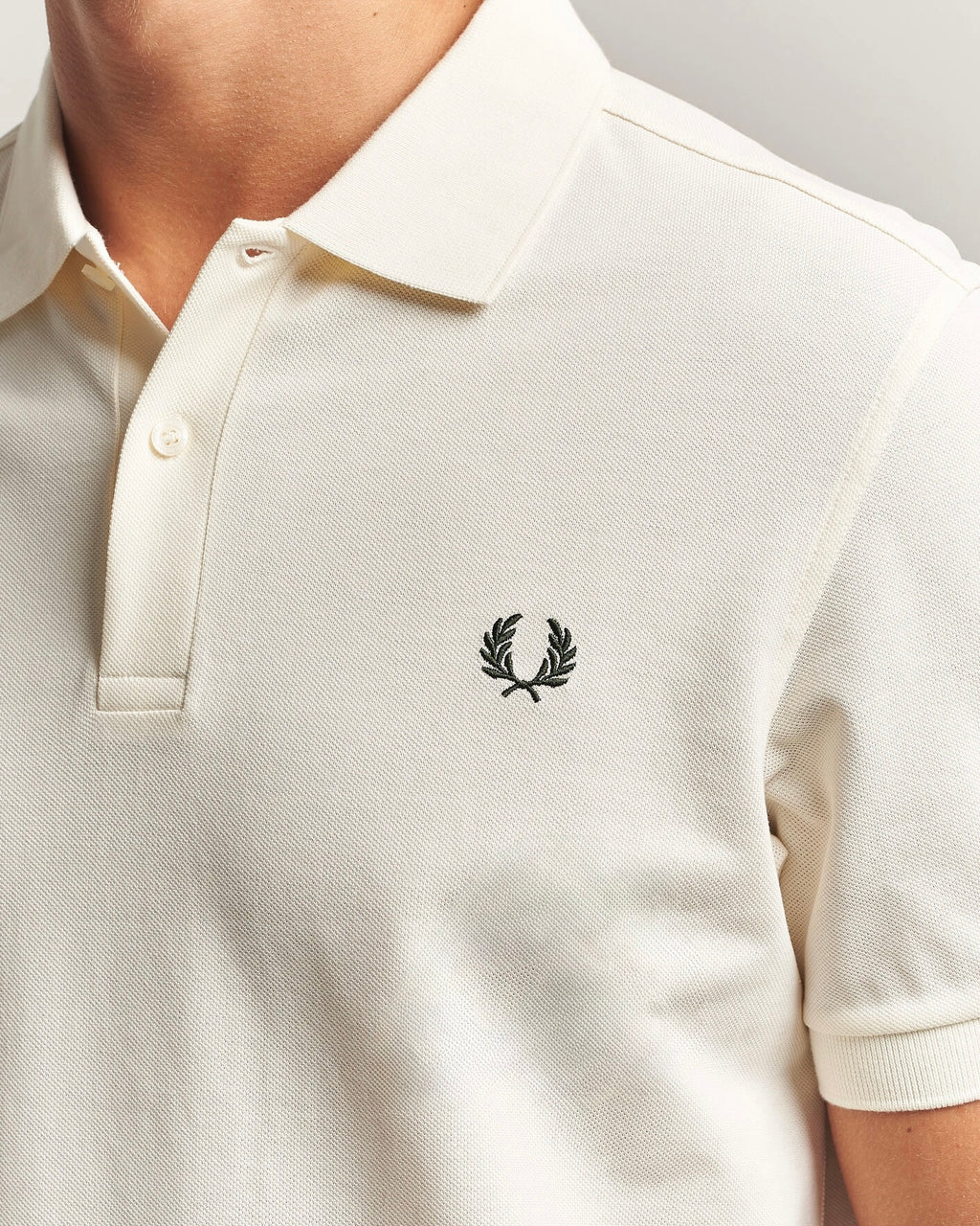 FRED PERRY (classic logo polo shirt) (cream tee, sliver logo)
