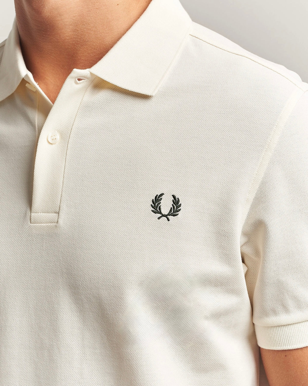 FRED PERRY (classic logo polo shirt) (cream tee, sliver logo)