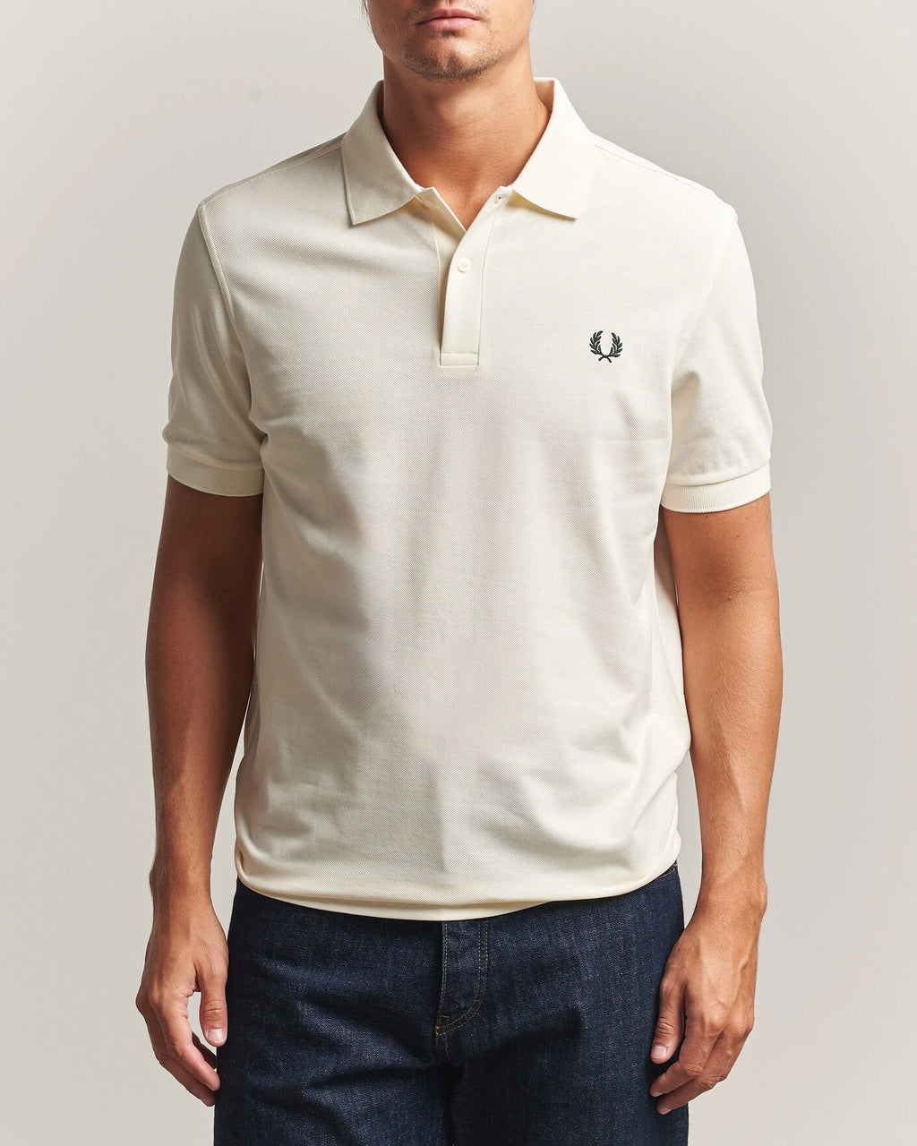 FRED PERRY (classic logo polo shirt) (cream tee, sliver logo)